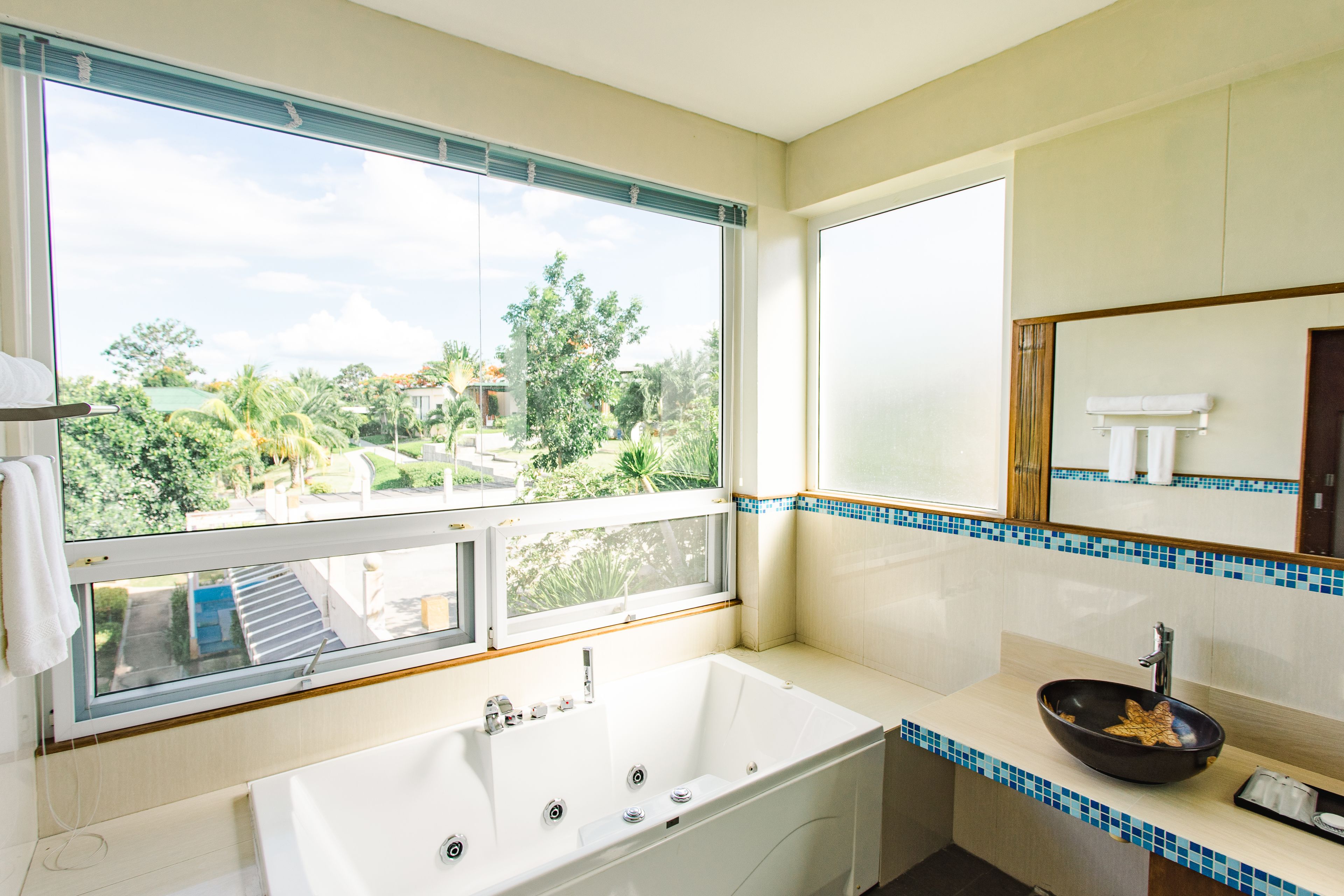 executive suite | bathroom | free toiletries, slippers, towels, soap