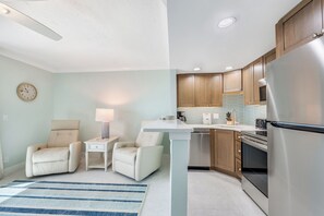 Jääkaappi, mikroaaltouuni, uuni, liesi