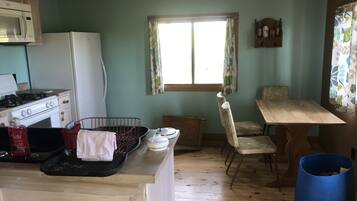 Kjøleskap, mikrobølgeovn, ovn og kjøkkenutstyr