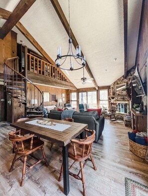 Smart TV, chimenea, reproductor de DVD, libros