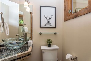 Badewanne, Haartrockner, Handtücher