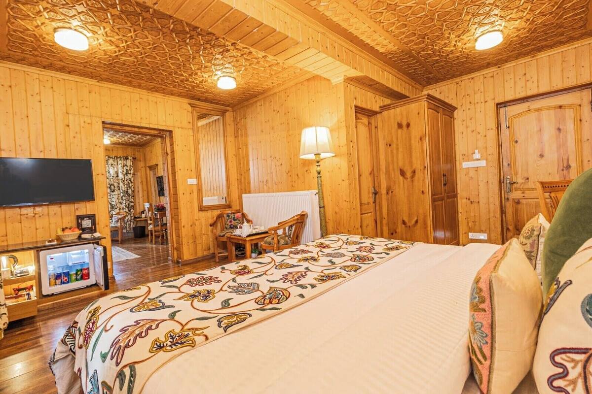 Kamar Keluarga | Seprai katun Mesir, seprai premium, brankas, dan meja kerja