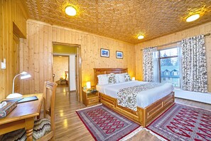 Premier Double Room | Egyptian cotton sheets, premium bedding, in-room safe, desk - Shaw Inn (Baramula)