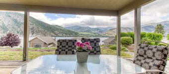 Lake view home w/ deck, shared pool, beach nearby, tennis and boat rentals