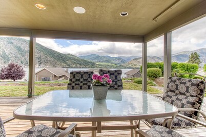 Lake view home w/ deck, shared pool, beach nearby, tennis and boat rentals