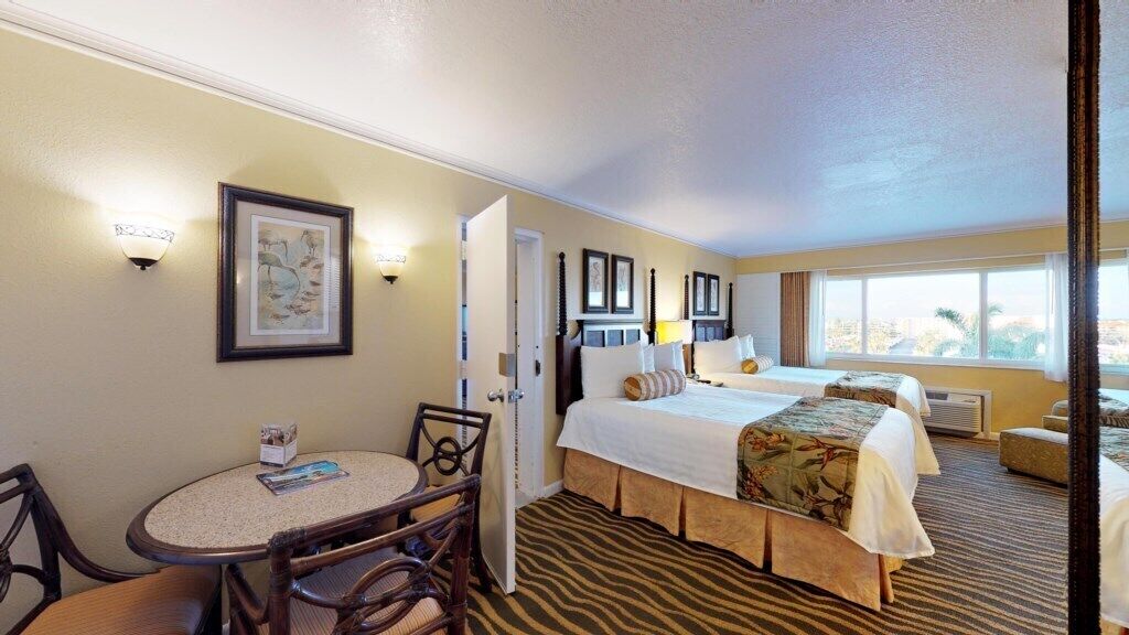 St Pete Beach | Couples Gulf Coast Getaway | Pool + Beach - Treasure Island, FL