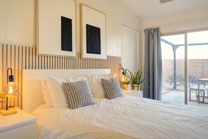 3 bedrooms, iron/ironing board, travel crib, free WiFi - Modern retreat, great views, games galore.. (Page)