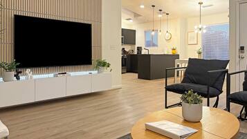 Smart TV, futbolito y tenis de mesa