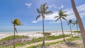 On the beach - OCEAN'S REACH 1D2: 2-Bedroom, Corner Unit, Dunes Golf Privileges! (Sanibel Island)