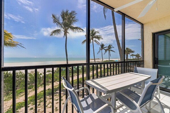 Outdoor dining - OCEAN'S REACH 1D2: 2-Bedroom, Corner Unit, Dunes Golf Privileges! (Sanibel Island)