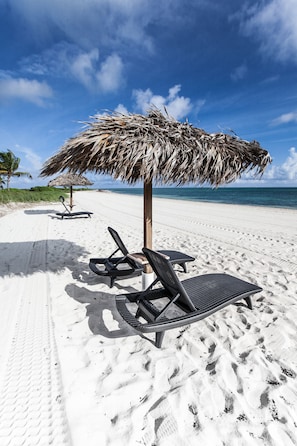 Plage, chaises longues, serviettes de plage