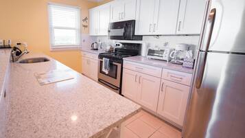 Jääkaappi, mikroaaltouuni, uuni, liesi