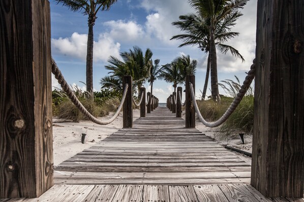En la playa, sillas reclinables de playa, toallas de playa