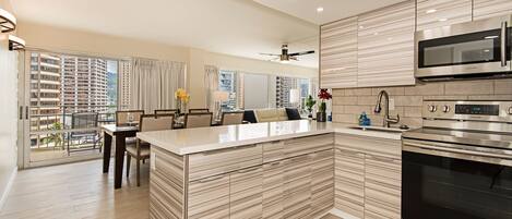 Køleskab, mikrobølgeovn, ovn, kogeplade