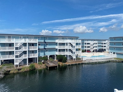 1 Bedroom 1 Bath 3rd Floor Condo @ Dockside Landing. Close walk to the beach!