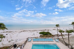 حمّام سباحة مُدفَّأ