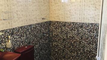 Standard Triple Room | Bathroom