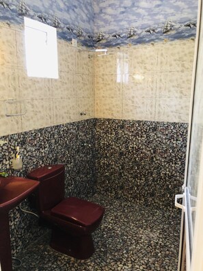 Standard Triple Room | Bathroom | Shower, rainfall showerhead, free toiletries, hair dryer - Trinco Prasanna Resort (Trincomalee)