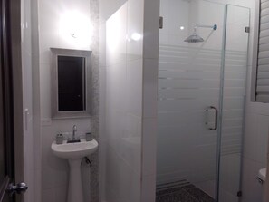 Shower, hair dryer, towels, shampoo - The best place to stay *Family & Friends*  (Industrial Hab Abraham Lincoln)