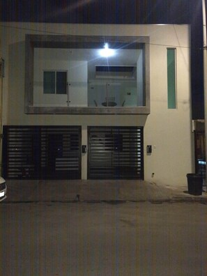 Exterior detail - The best place to stay *Family & Friends*  (Industrial Hab Abraham Lincoln)