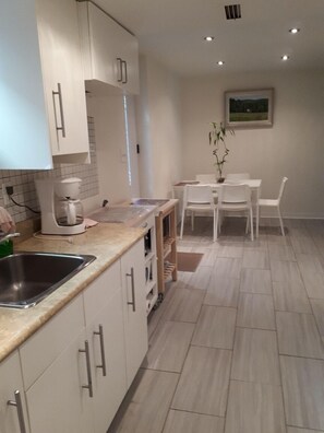 Fridge, microwave, oven, stovetop - Two bedrooms near skytrain in Vancouver (Vancouver)