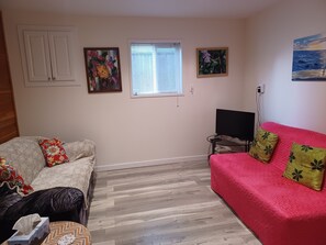 TV, books - Two-bedroom place, quiet street, near skytrain and groceries, Vancouver (Vancouver)