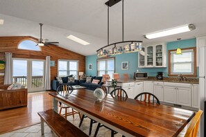 Interior - Beachfront Home- Amazing Oceanfront w/ Hot tub!!! Sleeps 8- Free Wifi! -6 beds (Kill Devil Hills)