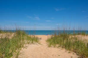 På stranden och solstolar
