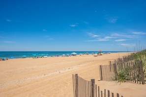Sur la plage, chaise longue
