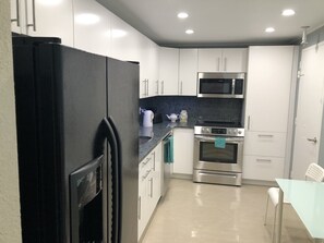 冷蔵庫、電子レンジ、オーブン、コンロ