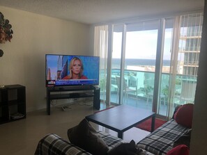 Fernseher, Tischtennisplatte