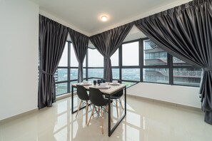 In-room dining - OYO Home 44045 Splendid 2br Arte Plus (Kuala Lumpur)