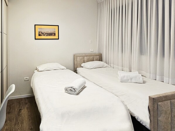 2 habitaciones, tabla de planchar con plancha y wifi gratis 