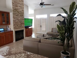 Smart TV, caminetto, libri