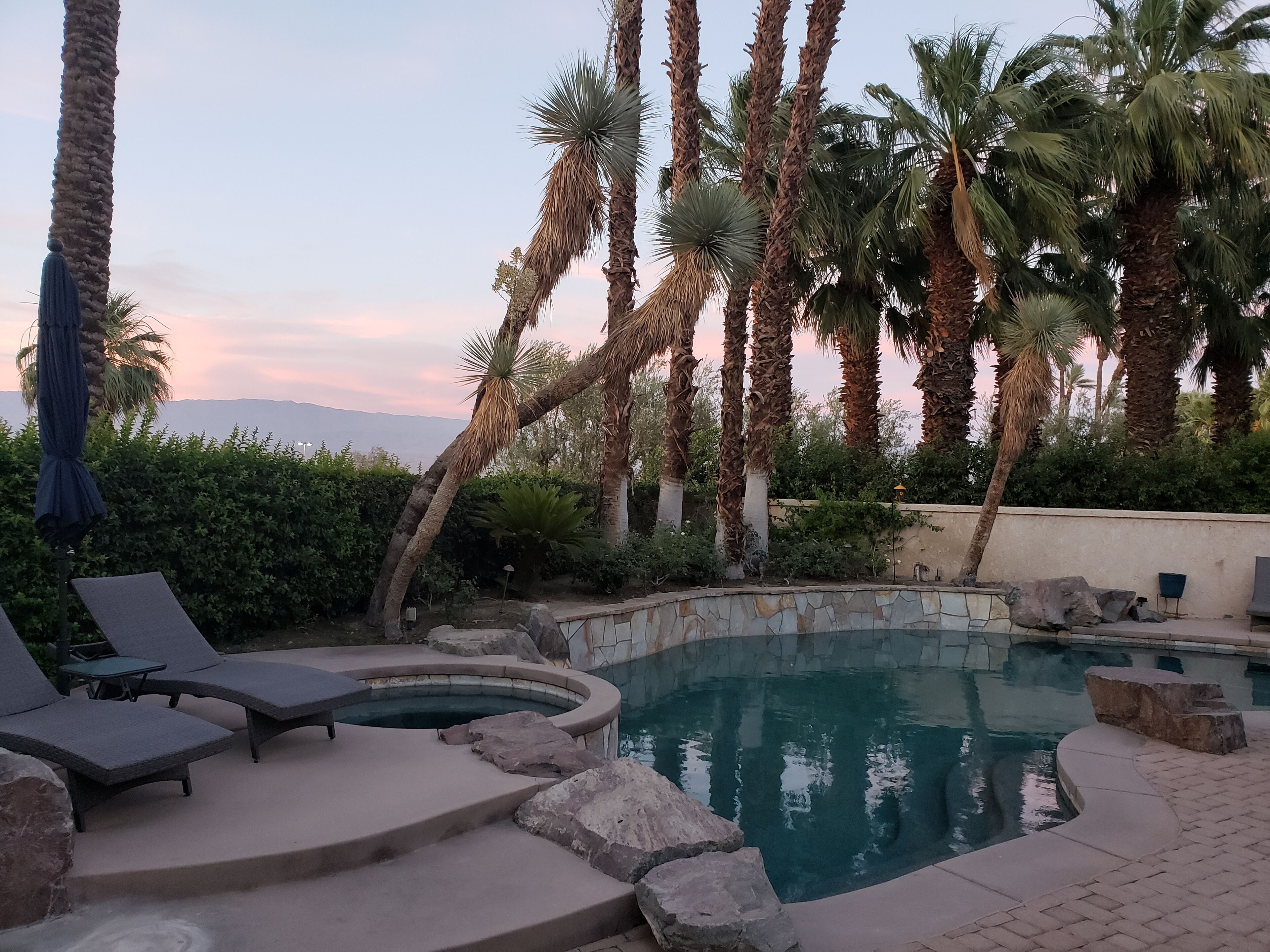 Utendørsbasseng og et oppvarmet basseng