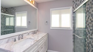 وحدات دش مع أحواض استحمام، مناشف