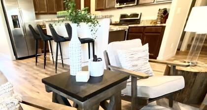 Stunning New Contemporary Home Minutes to Downtown Flagstaff