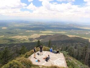 A group of people on a high vantage point overlooking a vast landscape with rolling hills and forests. - Stunning New Contemporary Home Minutes to Downtown Flagstaff (Flagstaff)