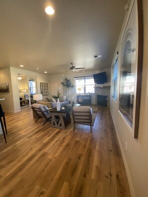 Televisión, chimenea, tenis de mesa y videoteca 