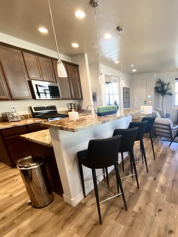 Refrigerador, microondas, horno y parrilla de estufa 