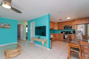 Fridge, microwave, oven, stovetop - Sea La Vie | Waterfront Half Duplex w dockage (Marathon)