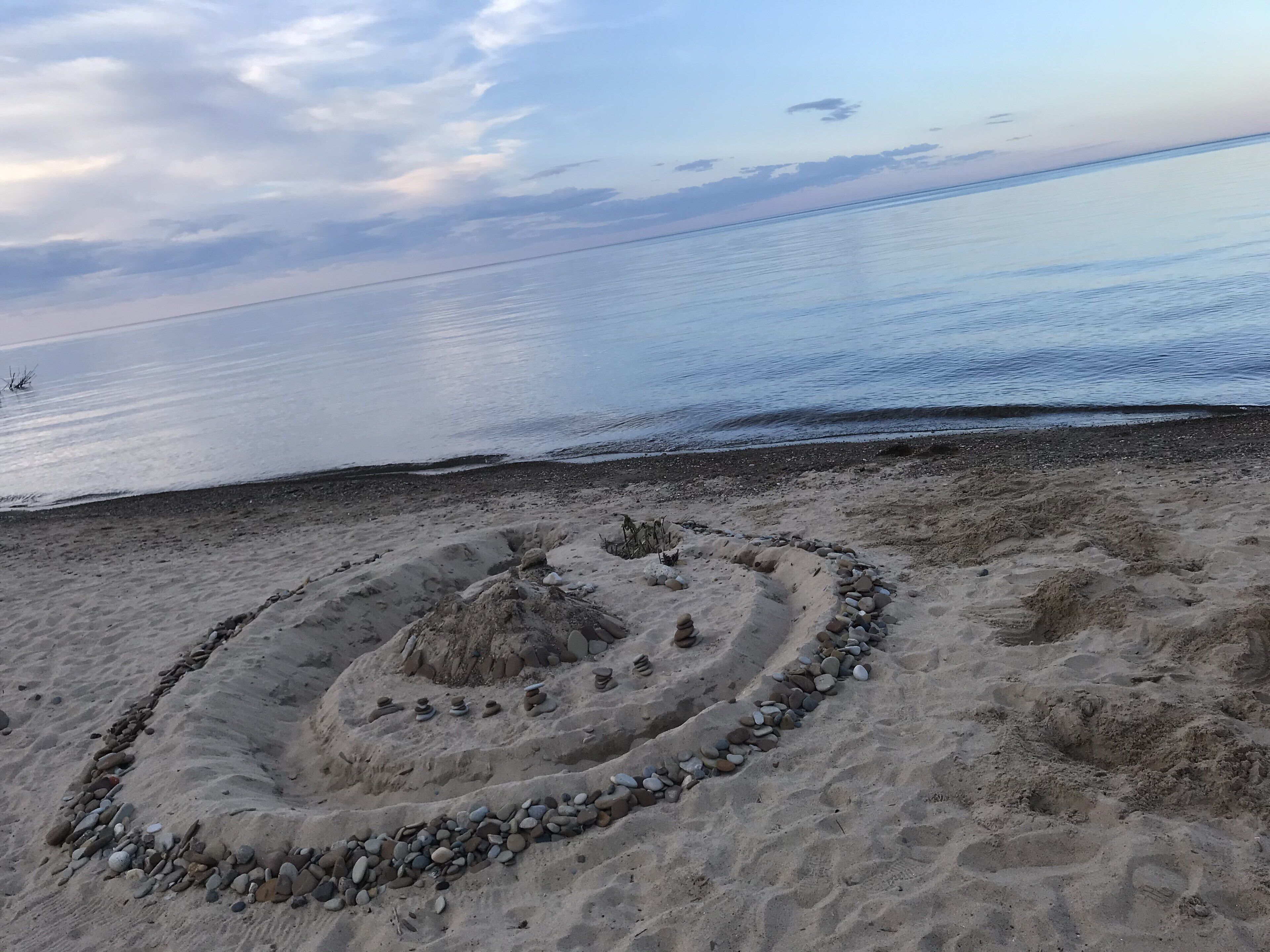 Playa en los alrededores y camastros 