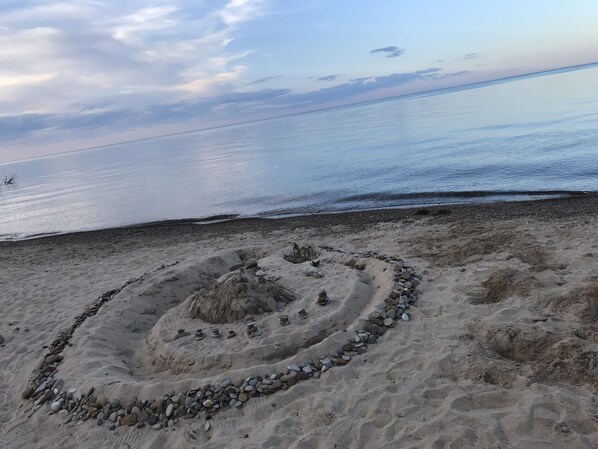 Vlak bij het strand, ligstoelen