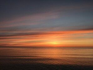 Ranta lähistöllä, aurinkotuoleja