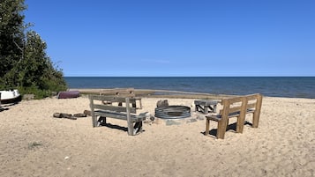 Ubicación cercana a la playa y tumbonas