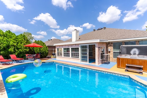 Private Heated Pool, Big Hot Tub, Fenced Yard, Fire Pit, 6 TVs, & Stone Floors