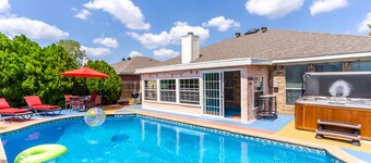  プール付きの広々としたモダンな家