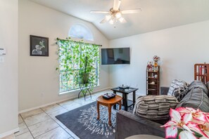 Smart-tv, een open haard, videospelletjes en een dvd-speler