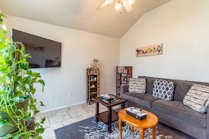 Smart TV, fireplace, video games, DVD player - Private Heated Pool, Big Hot Tub, Fenced Yard, Fire Pit, 6 TVs, & Stone Floors (Crowley)