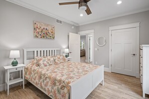 6 bedrooms, desk, iron/ironing board, free WiFi
